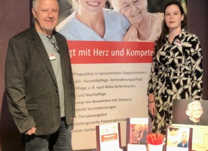 Residenzberater Jürgen Jüllig und unsere stellvertretende Pflegedienstleitung und Tara Ottmann vor dem Infostand