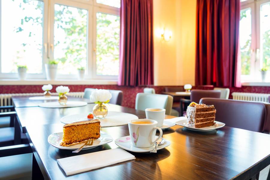 Kaffee und Kuchen im Café